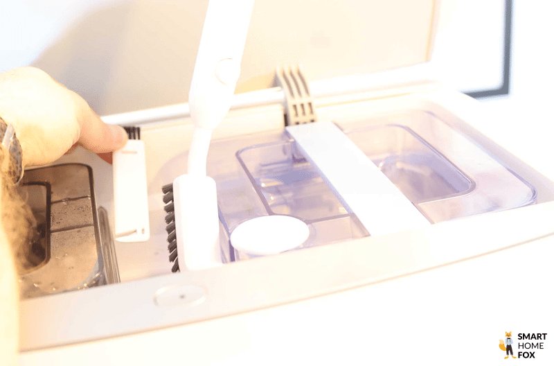 Das Reinigungswerkzeug wird an der OMNI Station des DEEBOT T20 verstaut